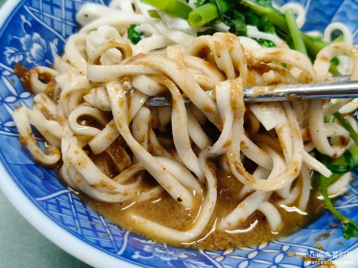 老王紅燒牛肉麵 老王紅燒牛肉麵菜單 老王紅燒牛肉麵推薦 大安區美食 大安美食 古亭美食 雖然麵條比較粗,吸附醬汁的能力比較差,但因為麻醬給的很多,攪拌後不會太乾,很容易就能拌起來,整體味道就非常均勻,吃得很順口。 @在地老饕阿府