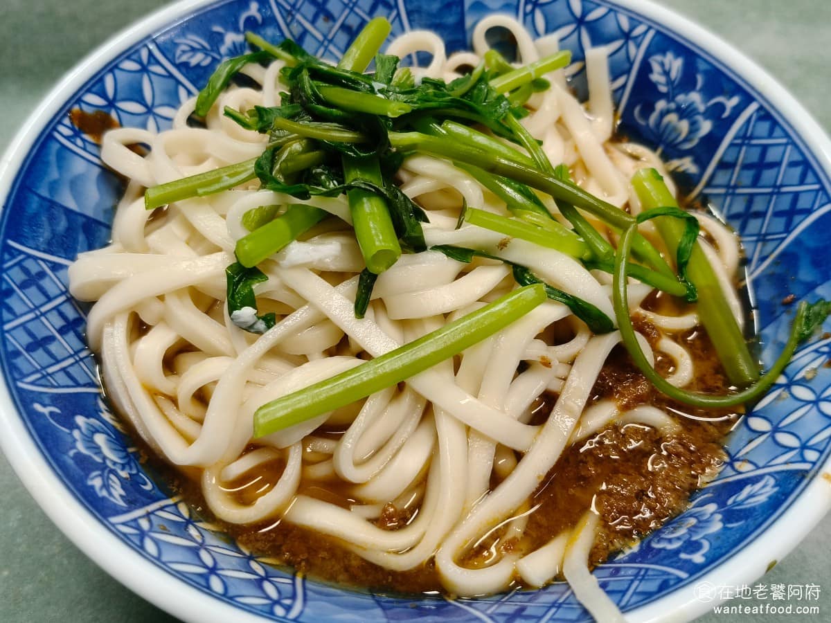 老王紅燒牛肉麵 老王紅燒牛肉麵菜單 老王紅燒牛肉麵推薦 大安區美食 大安美食 古亭美食 麻醬乾麵 麻醬香氣濃郁,跟麵條拌勻之後很涮嘴,附的清湯是牛肉清湯,味道比紅燒湯頭淡了一點,喝起來也很順。 @在地老饕阿府