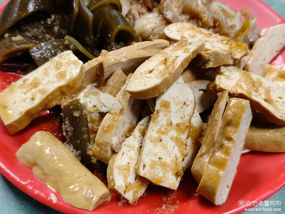 老王紅燒牛肉麵 老王紅燒牛肉麵菜單 老王紅燒牛肉麵推薦 大安區美食 大安美食 古亭美食 小菜豆干 口感偏Q嫩,吃的到豆香味,淋上帶蒜味的醬油膏,味道更足。 @在地老饕阿府