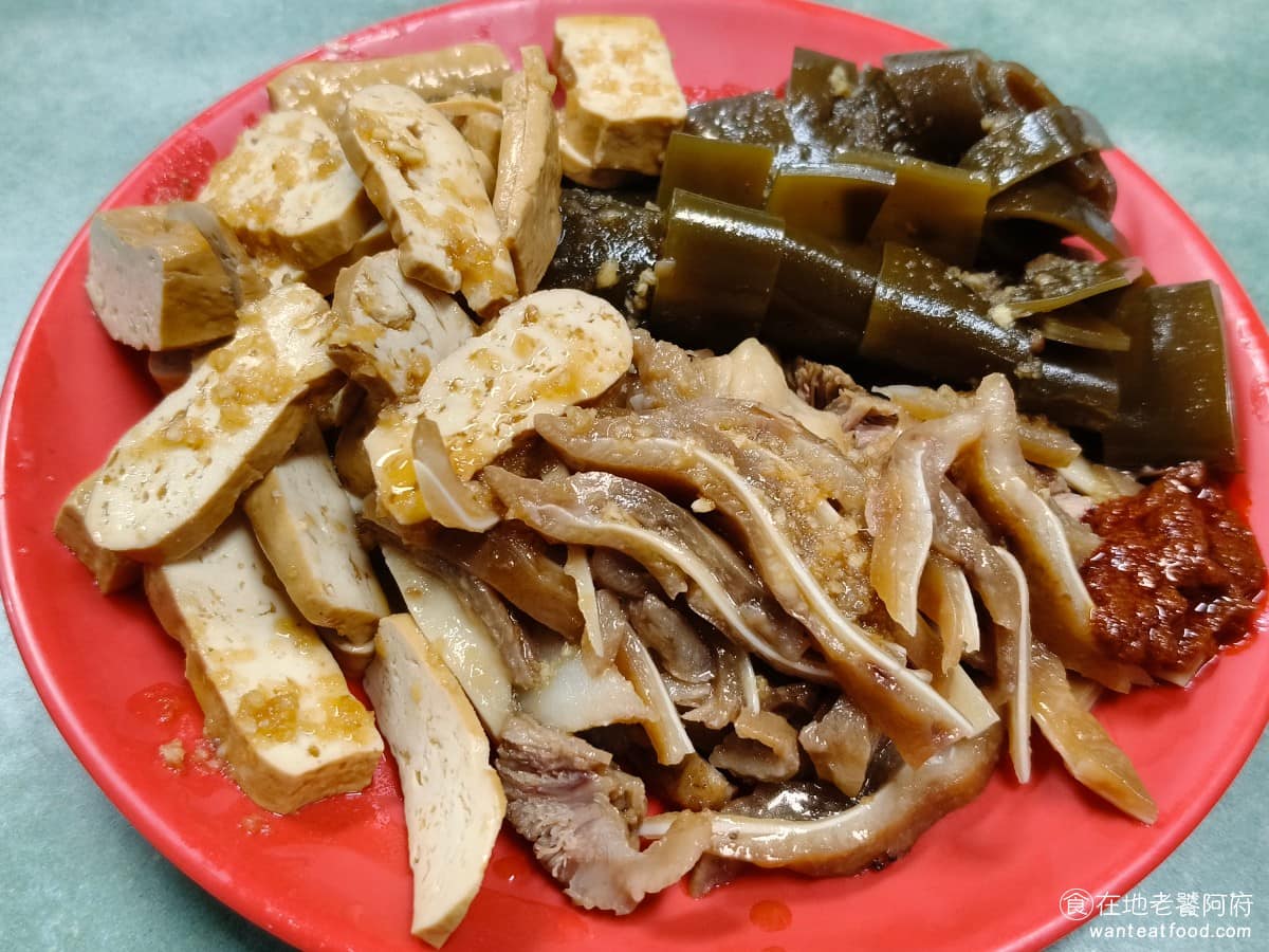 老王紅燒牛肉麵 老王紅燒牛肉麵菜單 老王紅燒牛肉麵推薦 大安區美食 大安美食 古亭美食 滷菜 滷菜本身切得非常細,不會有吃到一大坨的情況,上面會預先加上蒜味醬油膏,直接吃就非常入味。覺得不夠鹹的人,還可以再搭配旁邊提供的沾醬。 @在地老饕阿府