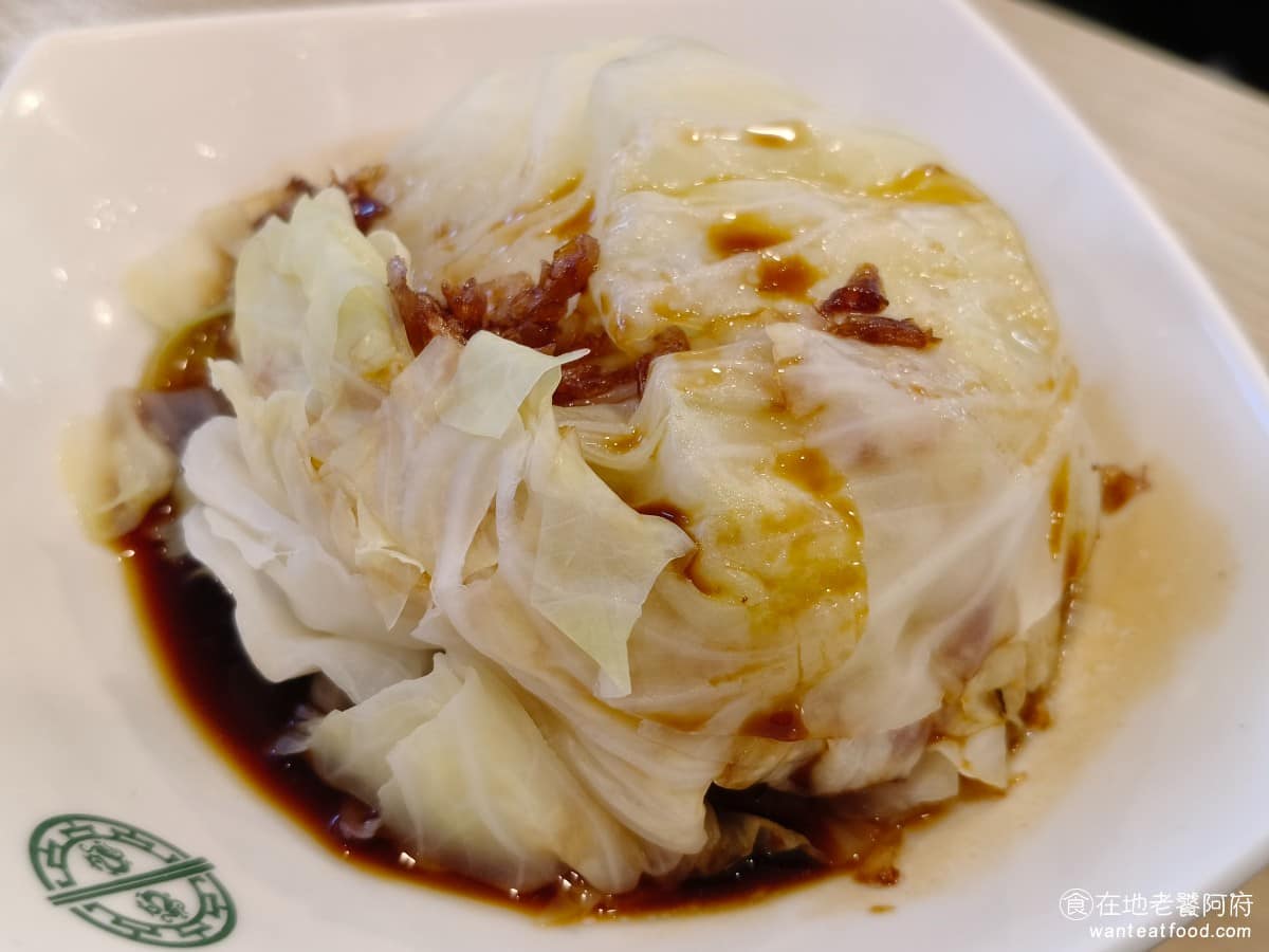 添好運大直美麗華店 添好運大直美麗華店菜單 添好運大直美麗華店推薦 中山區美食 中山美食 好運季節時蔬 上餐後服務生會淋上醬油，如果不想吃得太鹹，可以提前跟服務生說，醬汁不用加這麼多。高麗菜是水煮的，吃起來非常清爽，不油膩。 @在地老饕阿府