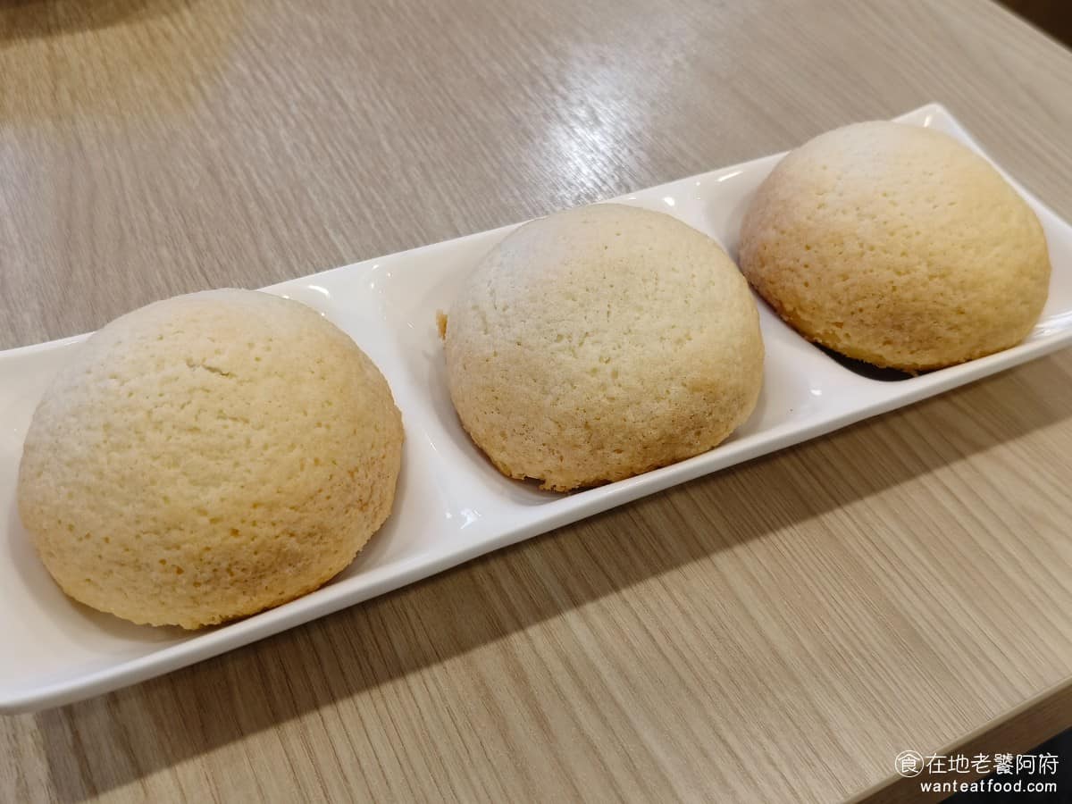 添好運大直美麗華店 添好運大直美麗華店菜單 添好運大直美麗華店推薦 中山區美食 中山美食 酥皮焗叉燒包 3 顆 這是添好運最具代表性的招牌，外型圓鼓鼓的，外皮是奶酥質感，烘烤後帶點酥脆，跟一般白色麵皮的叉燒包完全不同。 @在地老饕阿府