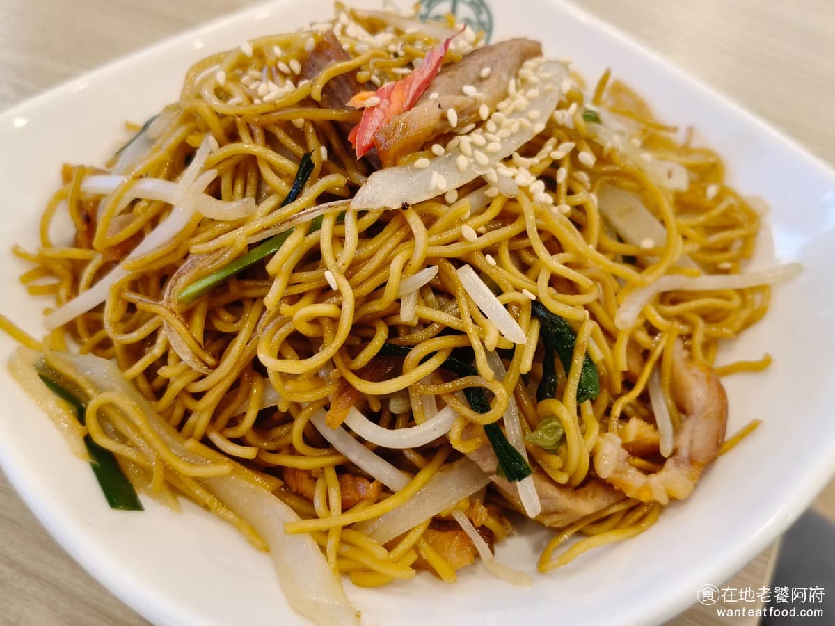 添好運大直美麗華店 添好運大直美麗華店菜單 添好運大直美麗華店推薦 中山區美食 中山美食 豉油叉燒炒麵 是這次體驗裡比較失望的一道，端上桌時溫度明顯不夠，吃起來冷冰冰的，少了熱炒該有的鍋氣，味道也偏淡，麵的口感乾乾的也不太理想。 @在地老饕阿府