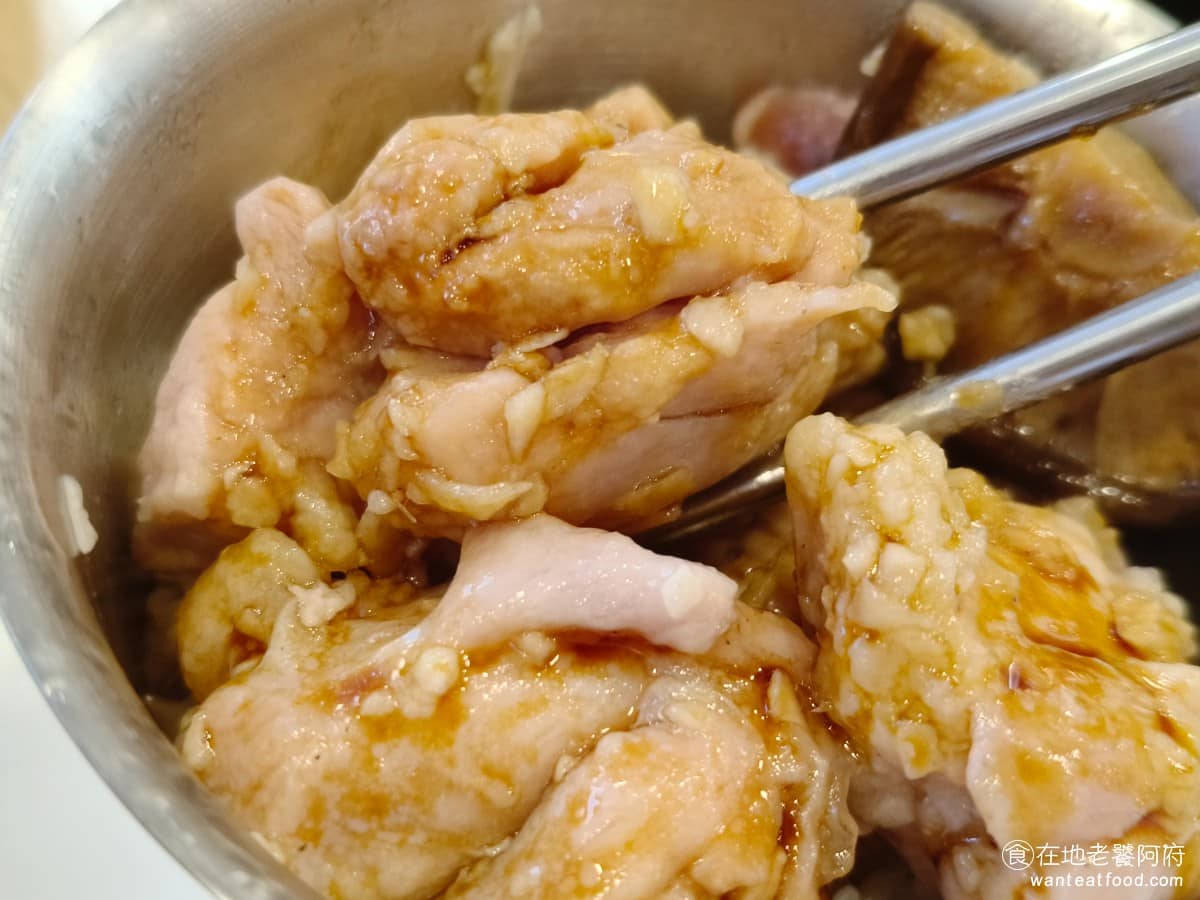 添好運大直美麗華店 添好運大直美麗華店菜單 添好運大直美麗華店推薦 中山區美食 中山美食 服務生上桌時會幫忙淋上醬油，飯煮得軟熟，雞肉也是少見的軟嫩，吃起來口感舒服，整體滿意，是飯類裡的推薦首選。 @在地老饕阿府