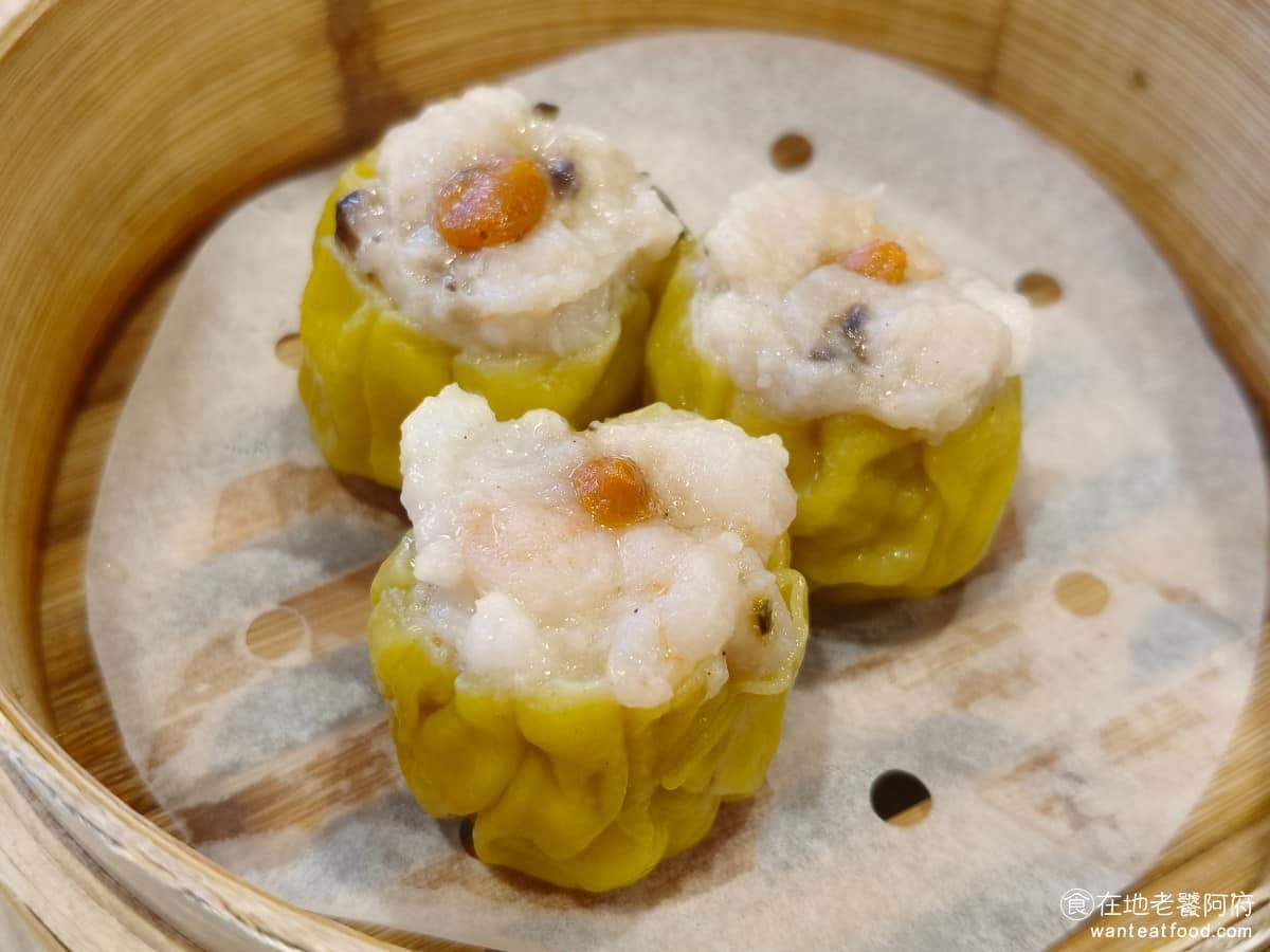 添好運大直美麗華店 添好運大直美麗華店菜單 添好運大直美麗華店推薦 中山區美食 中山美食 鮮蝦燒賣黃 3 顆 燒賣裡有豬肉餡與鮮蝦，肉餡紮實搭配上面的蝦仁，口感比較厚實，整體偏Q彈，算是有水準的燒賣。 @在地老饕阿府