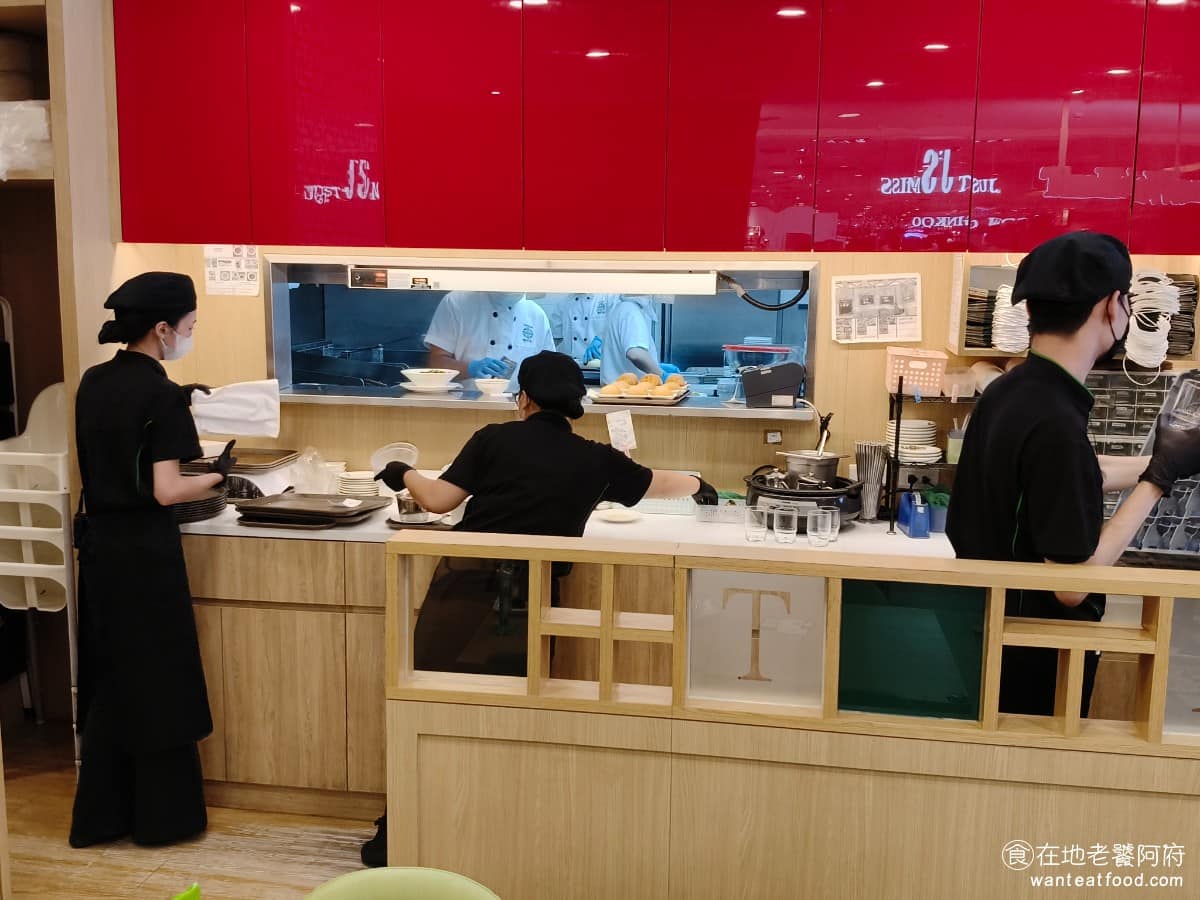 添好運大直美麗華店 添好運大直美麗華店菜單 添好運大直美麗華店推薦 中山區美食 中山美食 在2016年時，創辦人之一的麥桂培，將「添好運」品牌在全球除了香港部分門市外的經營權，出售給菲律賓上市餐飲集團 Jollibee Foods Corporation。這家公司就是經營菲律賓知名速食品牌「快樂蜂」的那一家( 台灣尚無分店 )。 @在地老饕阿府