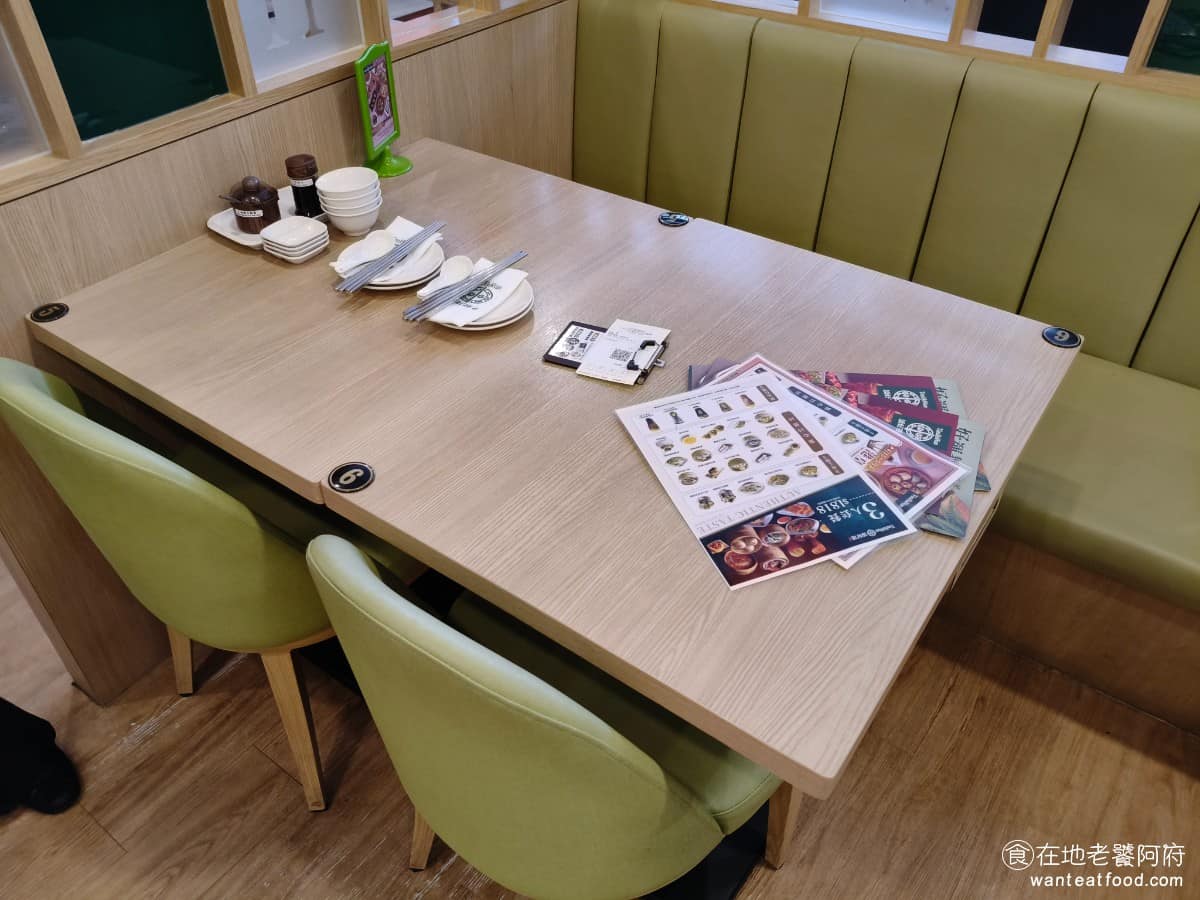 添好運大直美麗華店 添好運大直美麗華店菜單 添好運大直美麗華店推薦 中山區美食 中山美食 桌上備有生抽王（醬油）、李派林醬汁（類似烏醋）、豆瓣醬等基本醬料，部分分店有送餐機器人協助跑單，廚房開放式可以看到師傅現場製作。 @在地老饕阿府