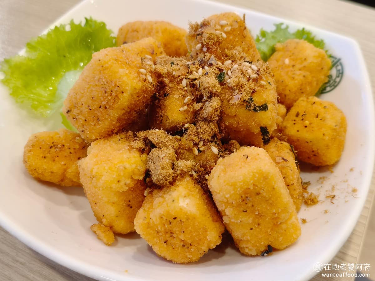 添好運大直美麗華店 添好運大直美麗華店菜單 添好運大直美麗華店推薦 中山區美食 中山美食 香鬆炸豆腐 外皮炸得酥脆，內部豆腐軟嫩，這兩點沒問題，不過用的是一般豆腐，而非雞蛋豆腐，個人就比較不愛。 @在地老饕阿府