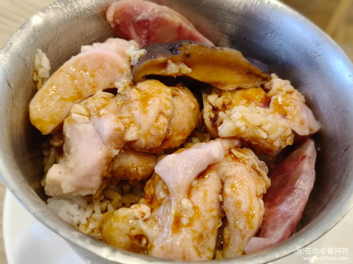添好運大直美麗華店 添好運大直美麗華店菜單 添好運大直美麗華店推薦 中山區美食 中山美食 臘腸北菇雞飯 北菇雞飯是個人很喜歡的一道，雞肉超級軟嫩，香菇和臘腸的搭配，讓整碗飯吃起來非常豐盛，香氣也很足。 @在地老饕阿府