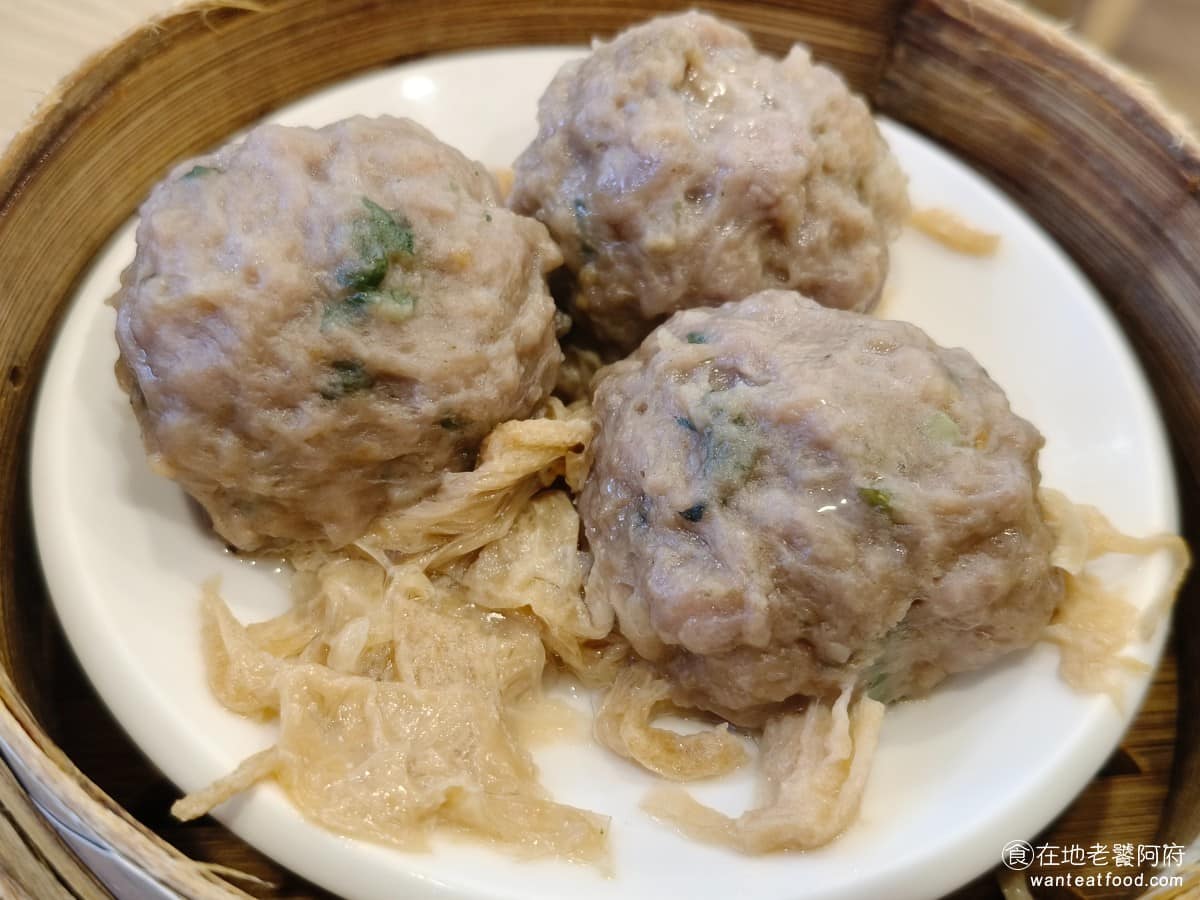 添好運大直美麗華店 添好運大直美麗華店菜單 添好運大直美麗華店推薦 中山區美食 中山美食 陳皮牛肉球 牛肉球份量大顆，口感軟嫩陳皮的香料味沒有很重，接受度比較廣，底部還鋪了腐竹，吸附了湯汁後，軟嫩入味。 @在地老饕阿府