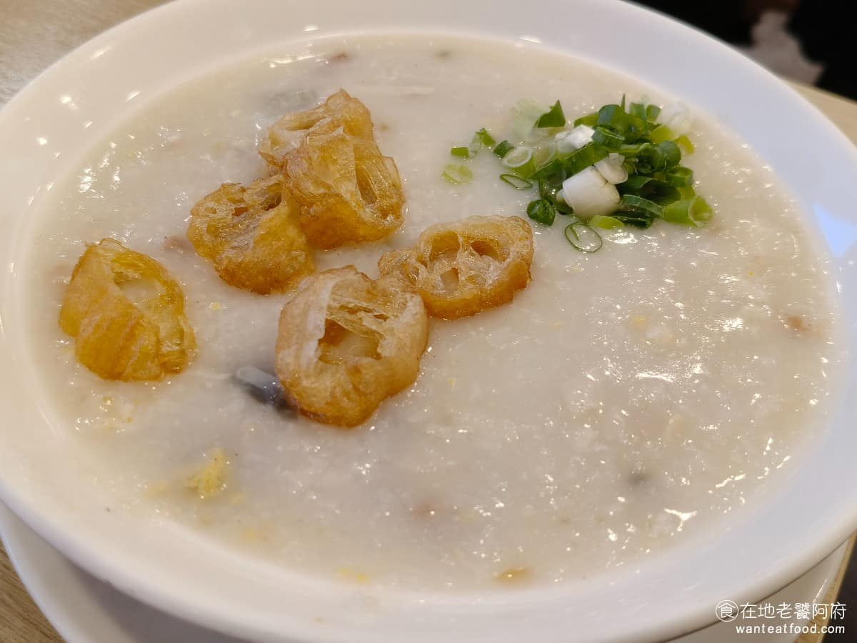 添好運大直美麗華店 添好運大直美麗華店菜單 添好運大直美麗華店推薦 中山區美食 中山美食 金銀蛋瘦肉粥 這道也表現相當不錯，粥底熬得細膩、綿密，皮蛋份量給得多，配料還有油條，上面再灑上蔥花，層次豐富。 @在地老饕阿府