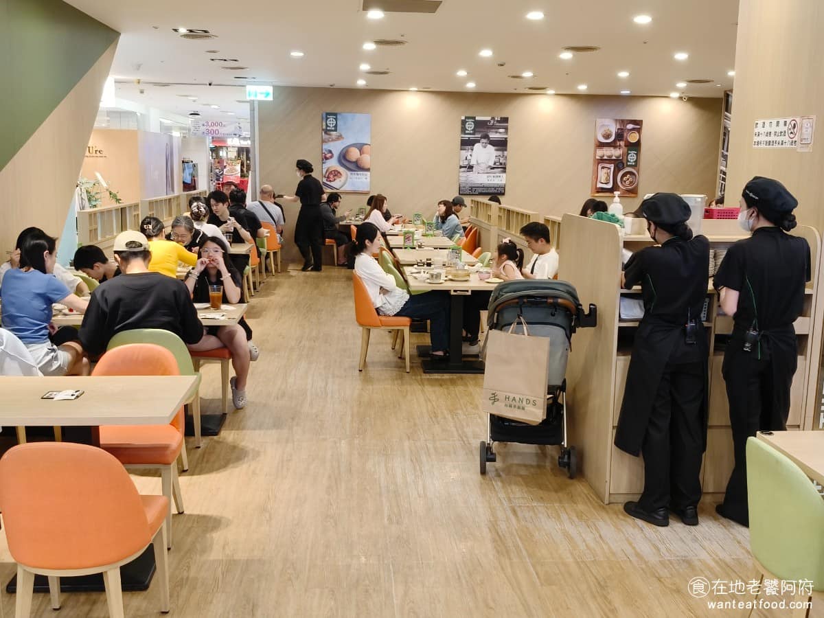 添好運大直美麗華店 添好運大直美麗華店菜單 添好運大直美麗華店推薦 中山區美食 中山美食 《添好運 大直美麗華店》位於商場2樓，是開放式的用餐空間，座位數不少，格局比較寬敞明亮，裝潢走輕鬆簡潔的風格，沒有過多的設計感。 @在地老饕阿府