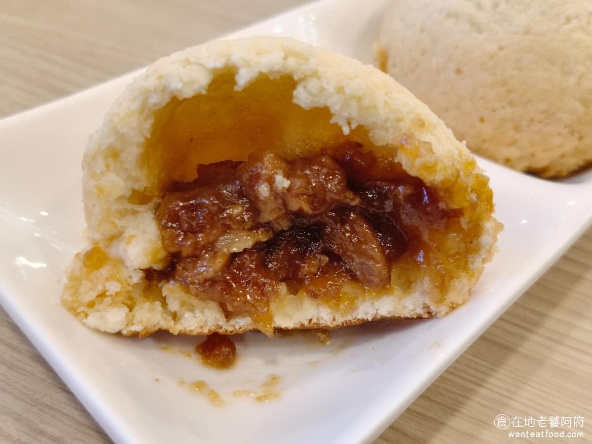 添好運大直美麗華店 添好運大直美麗華店菜單 添好運大直美麗華店推薦 中山區美食 中山美食 裡面的叉燒肉偏甜，醬汁飽滿濕潤，肉質軟嫩整體吃起來口感豐富，趁熱吃最好吃，外皮酥脆、餡料溫熱，放涼後酥皮會變得軟掉。整體表現不錯，是必點的一道菜。 @在地老饕阿府