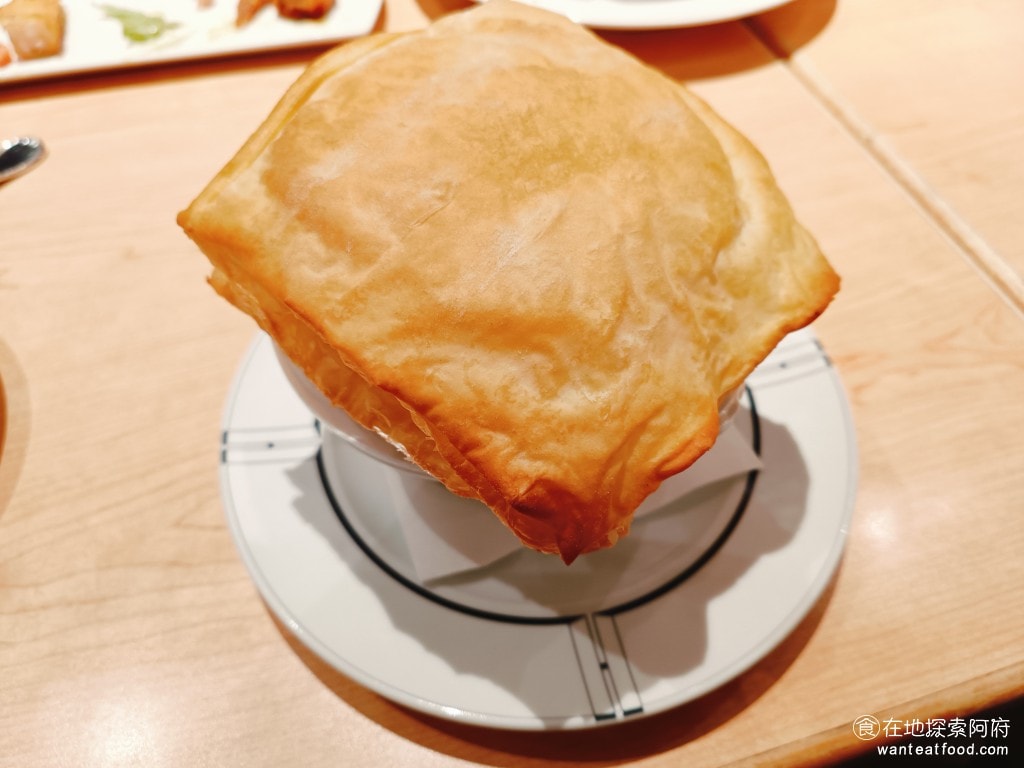 義式料理 古拉爵 南港中信 義大利麵 披薩 周末聚餐 義式蔬菜湯加派皮 湯品加價20元就可以加派皮，蔬菜湯味道還行 @在地老饕阿府