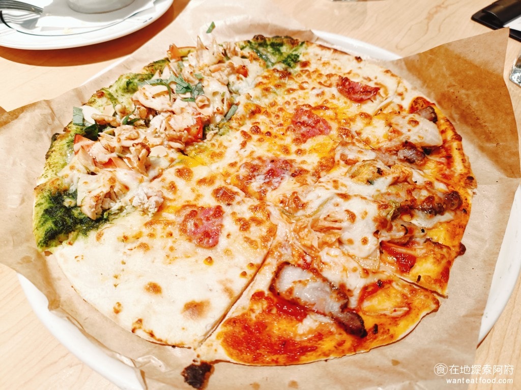 義式料理 古拉爵 南港中信 義大利麵 披薩 周末聚餐 泡菜究好豬、青醬雞肉、沙拉米三重奏披薩 這道菜CP值非常高，點一個披薩就能吃到三種口味，美味三重奏。 @在地老饕阿府