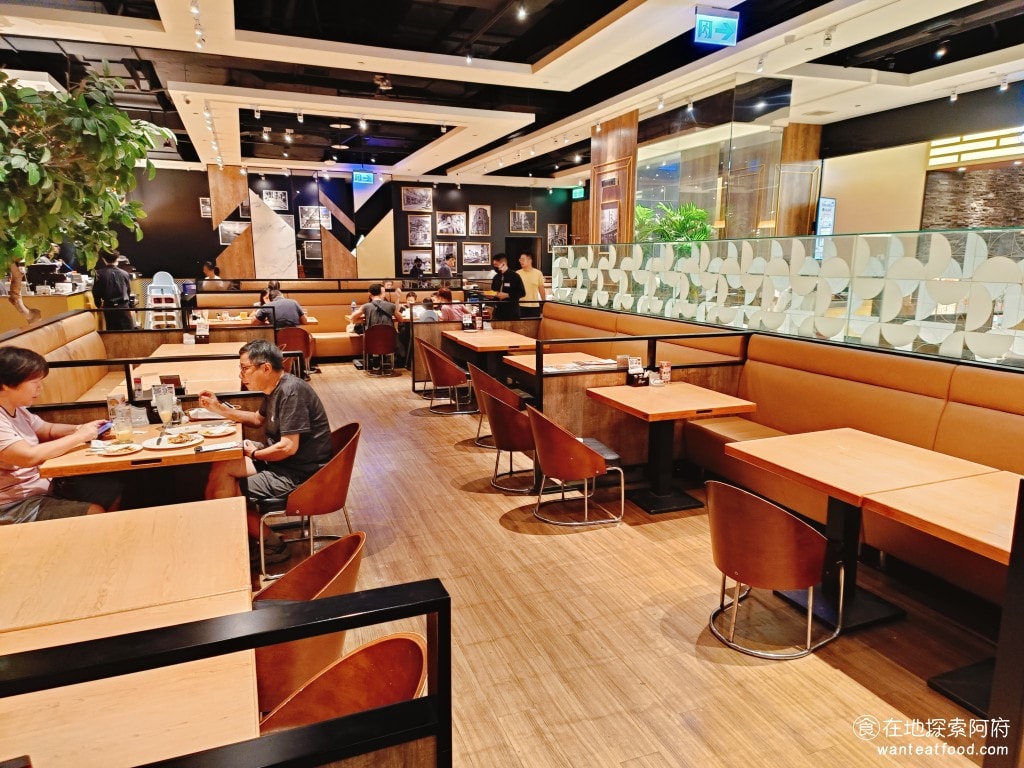 義式料理 古拉爵 南港中信 義大利麵 披薩 周末聚餐 這間店的面積非常大，座位也大，挑高也高，所以坐在裡面非常舒服。 @在地老饕阿府