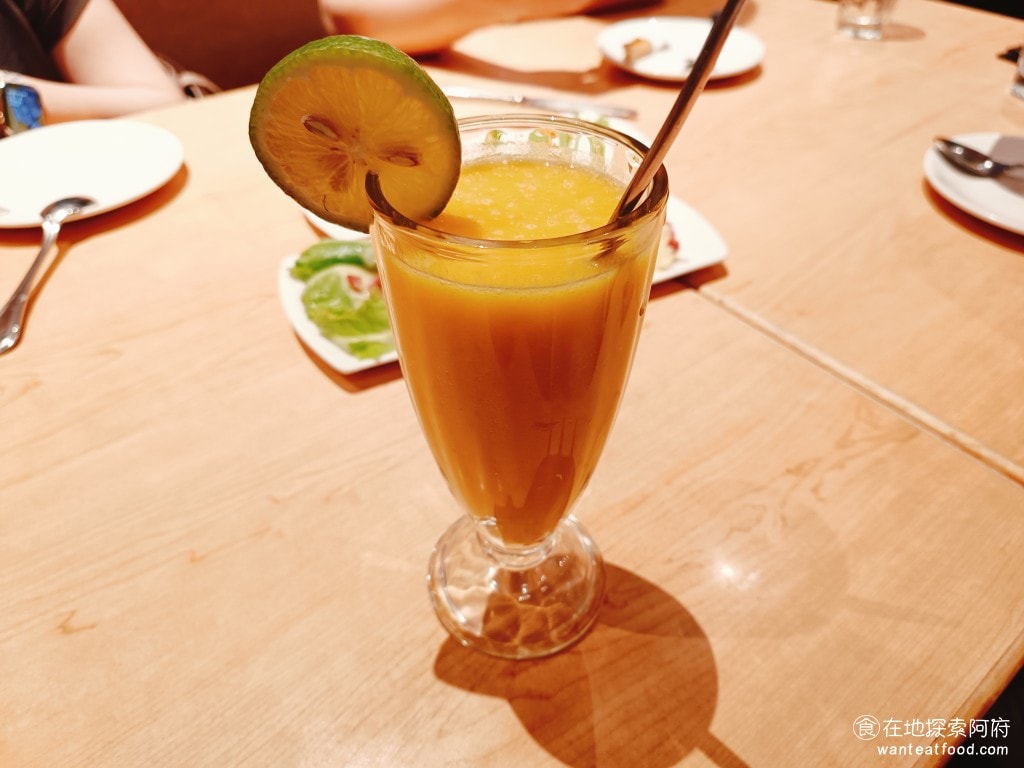 義式料理 古拉爵 南港中信 義大利麵 披薩 周末聚餐 芒果鮮果粒冰沙 這個感覺很普通，如果芒果味再重一點會更好。 @在地老饕阿府