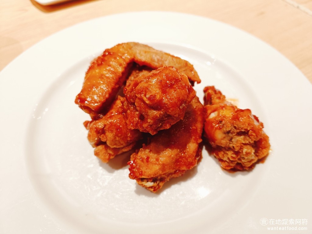 義式料理 古拉爵 南港中信 義大利麵 披薩 周末聚餐 洋釀炸雞翅 炸雞炸得非常酥脆，搭配了清甜微辣的醬汁，非常好吃，這道菜推薦可以單點。 @在地老饕阿府