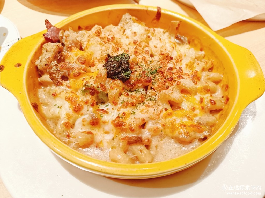 義式料理 古拉爵 南港中信 義大利麵 披薩 周末聚餐 松露風雞腿肉野菇焗彎管麵 這道菜是我覺得裡面最好吃的，松露味道濃郁，焗烤很香，雞腿肉也很軟，搭配野菇的香味，非常喜歡這道菜。 @在地老饕阿府