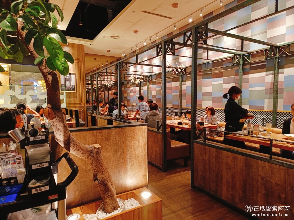 義式料理 古拉爵 南港中信 義大利麵 披薩 周末聚餐 木紋質感的裝潢，非常有自然、高級的氛圍。 @在地老饕阿府