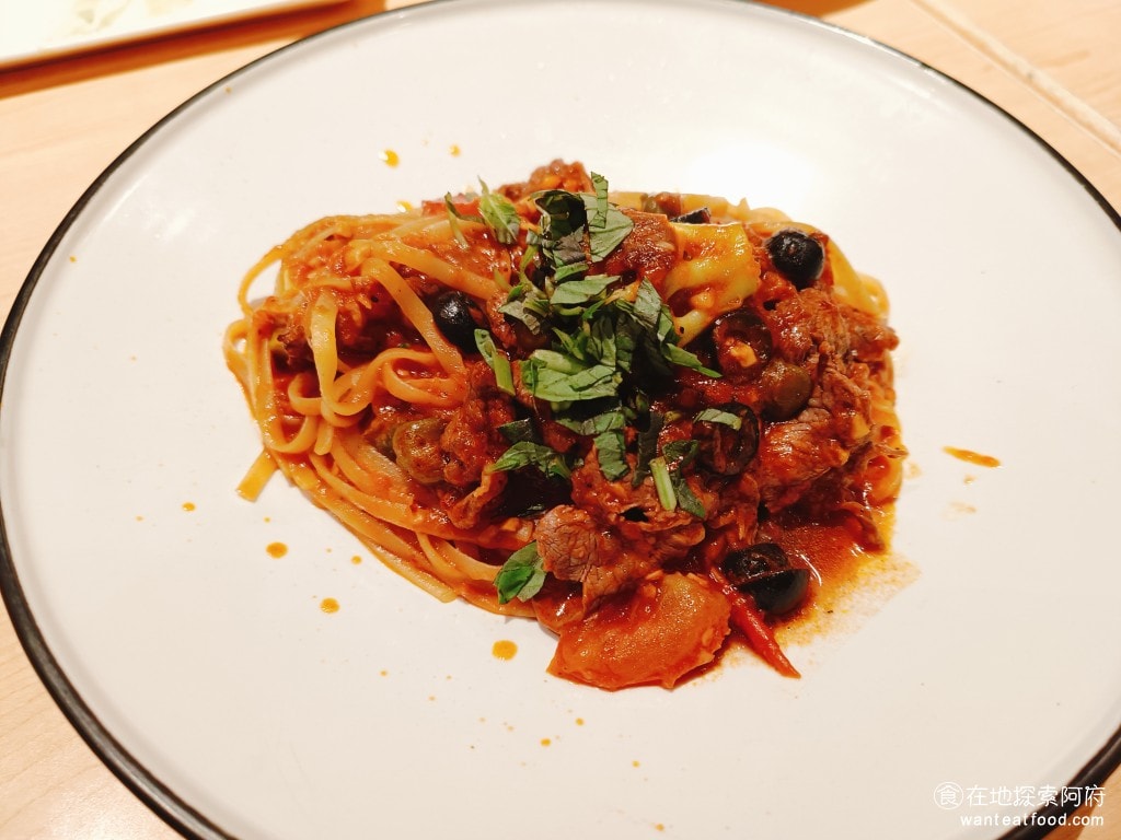 義式料理 古拉爵 南港中信 義大利麵 披薩 周末聚餐 南義風味番茄牛肉扁麵 這道菜吃起來還行，只是感覺加了一點辣味而已，不難吃 @在地老饕阿府