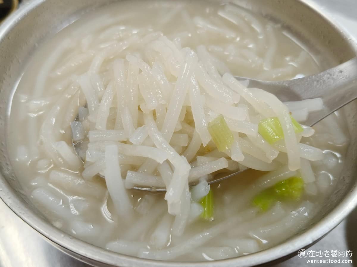 大龍峒肉羹米粉湯 大龍峒肉羹米粉湯菜單 大龍峒肉羹米粉湯推薦 大同區美食 大同美食 台灣小吃 肉羹 用的是粗米粉，口感滑順25 元一碗，份量也不小。 @在地老饕阿府