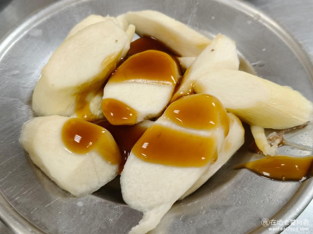 大龍峒肉羹米粉湯 大龍峒肉羹米粉湯菜單 大龍峒肉羹米粉湯推薦 大同區美食 大同美食 台灣小吃 肉羹 茭白筍 因為這次來，嘴邊肉和牛肉都賣完了，所以才叫了這個筊白筍，吃起來口感很脆，搭配醬油膏，味道還不錯。 @在地老饕阿府