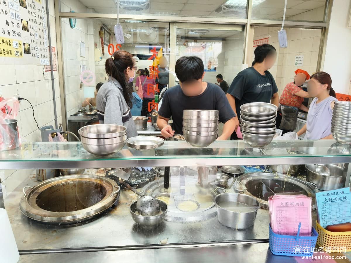 大龍峒肉羹米粉湯 大龍峒肉羹米粉湯菜單 大龍峒肉羹米粉湯推薦 大同區美食 大同美食 台灣小吃 肉羹 《大龍峒肉羹米粉湯》被多位美食部落客列入大龍峒美食名單，也入選 2026 年的500碗推薦。 @在地老饕阿府