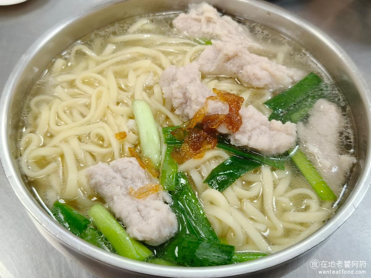 大龍峒肉羹米粉湯 大龍峒肉羹米粉湯菜單 大龍峒肉羹米粉湯推薦 大同區美食 大同美食 台灣小吃 肉羹 肉羹麵 湯頭比單點的肉羹湯還要更清淡，油蔥酥的味道沒那麼重，但因為韭菜加得比較多，每口都喝得到韭菜的香氣。麵條份量給得非常多，吃完非常飽足。 @在地老饕阿府