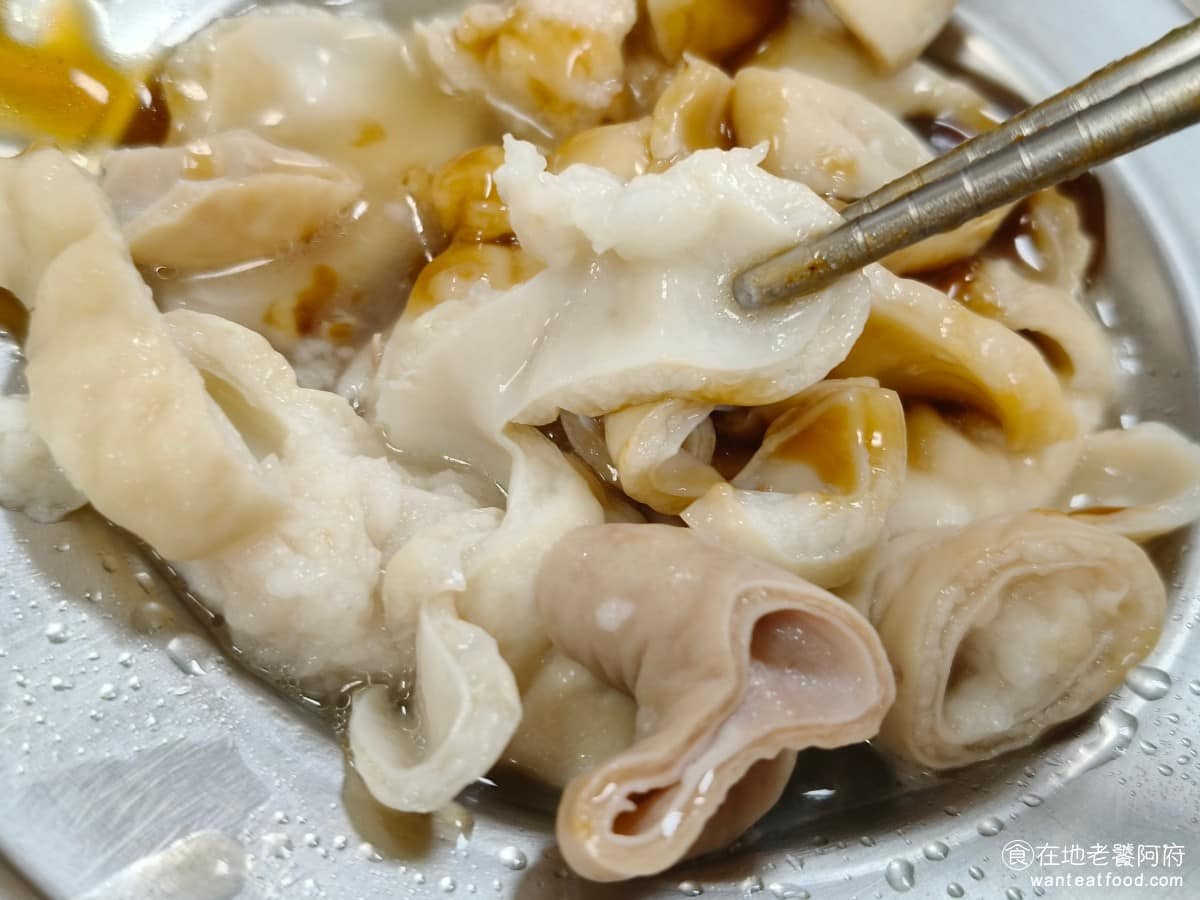 大龍峒肉羹米粉湯 大龍峒肉羹米粉湯菜單 大龍峒肉羹米粉湯推薦 大同區美食 大同美食 台灣小吃 肉羹 整體都算乾淨，但還是有些部位，略帶肥油，而且煮得有點太軟爛了。 @在地老饕阿府