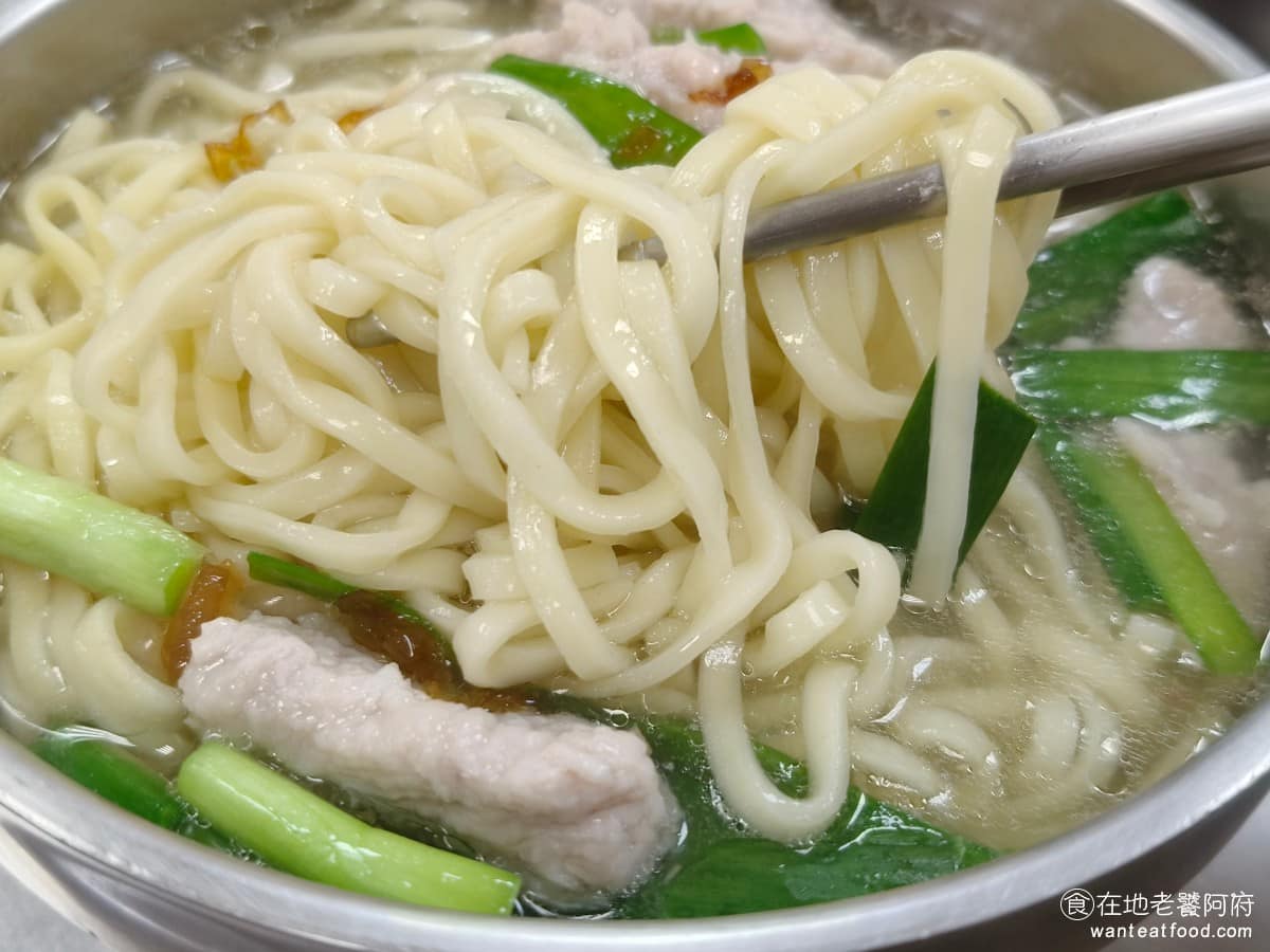大龍峒肉羹米粉湯 大龍峒肉羹米粉湯菜單 大龍峒肉羹米粉湯推薦 大同區美食 大同美食 台灣小吃 肉羹 但個人覺得，湯頭的味道，還是原味肉羹湯比較好喝，像要喝湯的人，可以直接點肉羹湯就好。 @在地老饕阿府