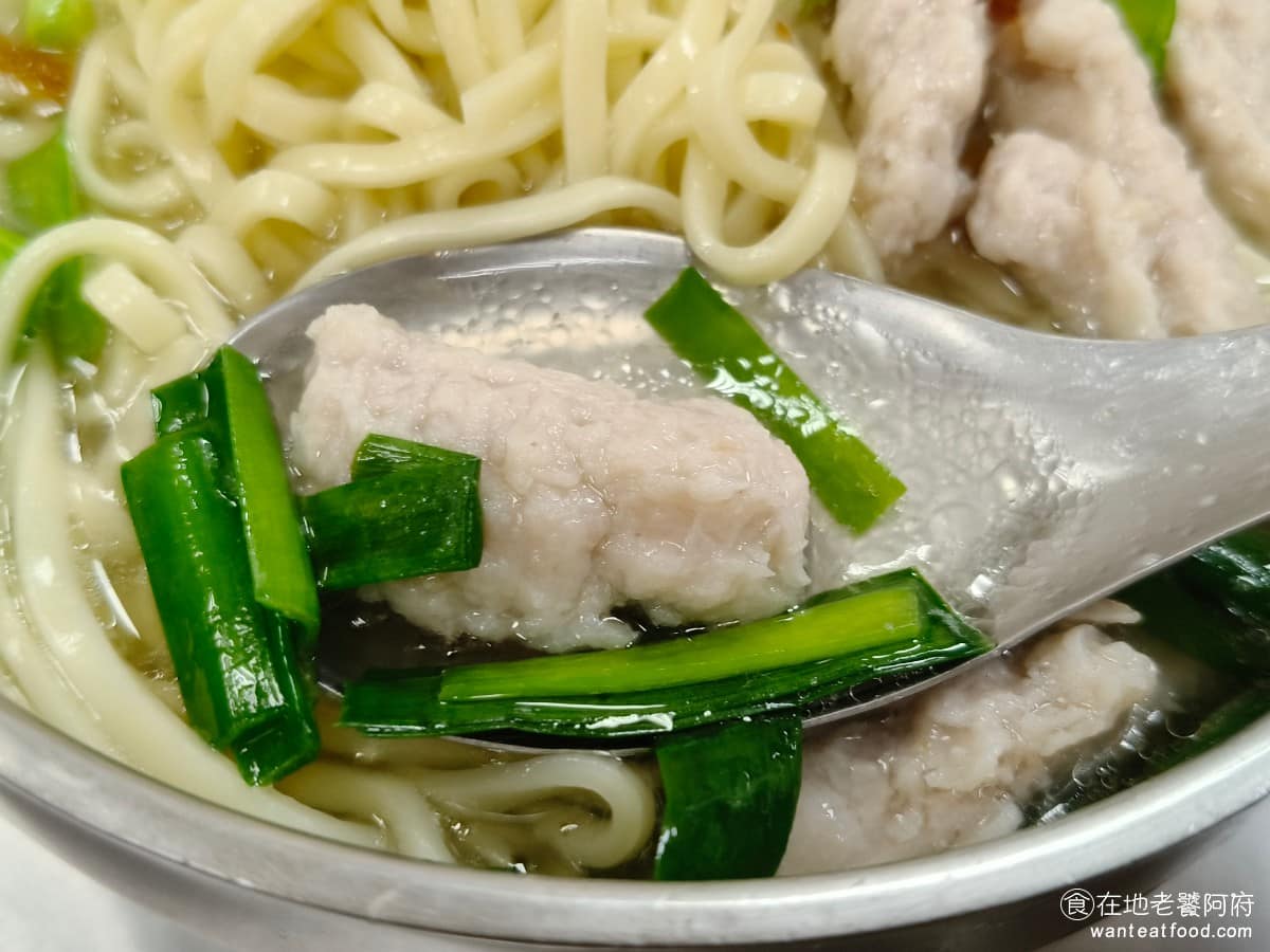 大龍峒肉羹米粉湯 大龍峒肉羹米粉湯菜單 大龍峒肉羹米粉湯推薦 大同區美食 大同美食 台灣小吃 肉羹 肉羹本身，肉質的口感不差，但實際上吃起來沒什麼的調味，所以單吃的話，就會覺得味道比較普通。 @在地老饕阿府