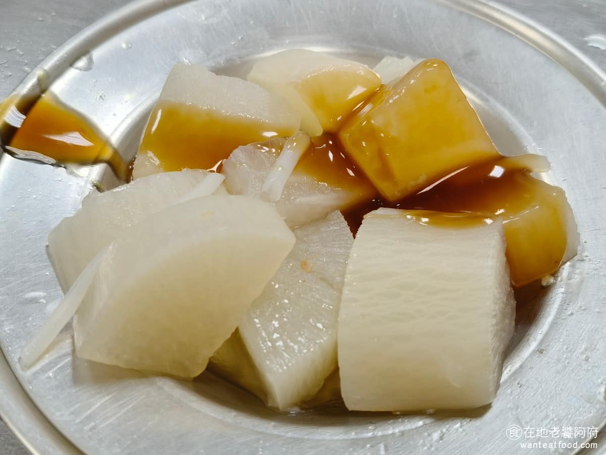 大龍峒肉羹米粉湯 大龍峒肉羹米粉湯菜單 大龍峒肉羹米粉湯推薦 大同區美食 大同美食 台灣小吃 肉羹 菜頭 吃起來口感帶脆，份量給得多，味道還不錯。 @在地老饕阿府
