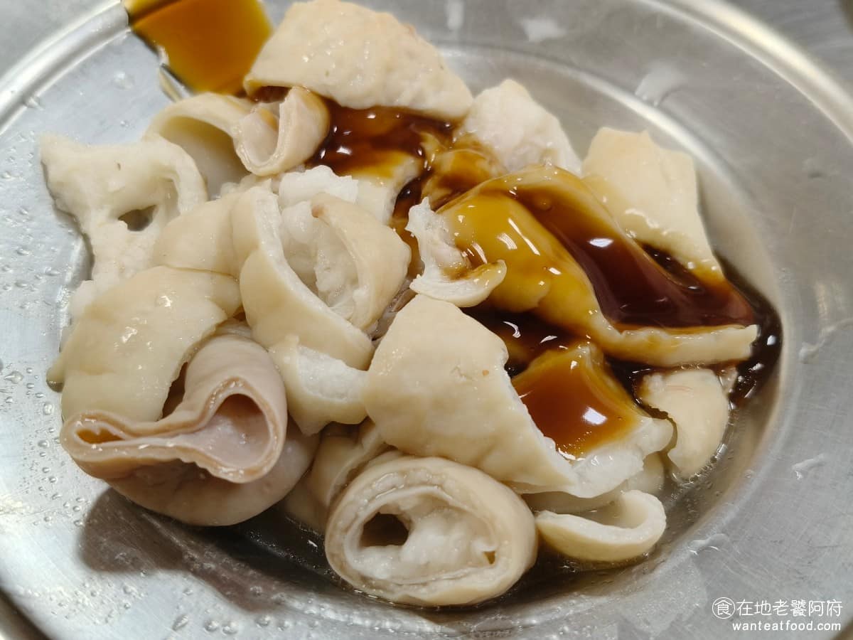 大龍峒肉羹米粉湯 大龍峒肉羹米粉湯菜單 大龍峒肉羹米粉湯推薦 大同區美食 大同美食 台灣小吃 肉羹 大腸 處理得很乾淨，沒有腥味軟Q好咬，50 元，搭店內辣油一起吃，更對味。 @在地老饕阿府