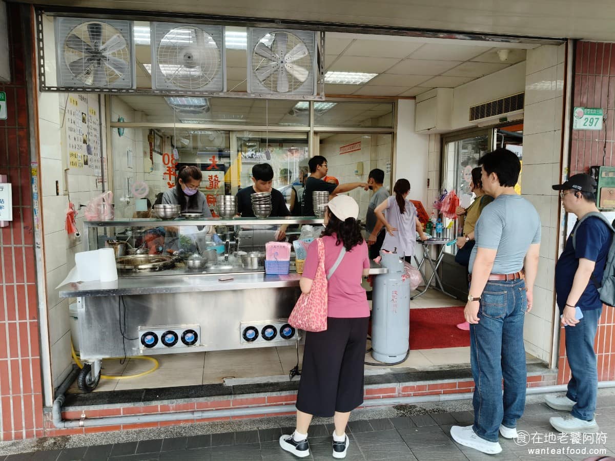 大龍峒肉羹米粉湯 大龍峒肉羹米粉湯菜單 大龍峒肉羹米粉湯推薦 大同區美食 大同美食 台灣小吃 肉羹 大龍峒是台北歷史悠久的舊社區，這一帶隱藏的老店不少，《大龍峒肉羹米粉湯》算是其中最有知名度的一間。 @在地老饕阿府
