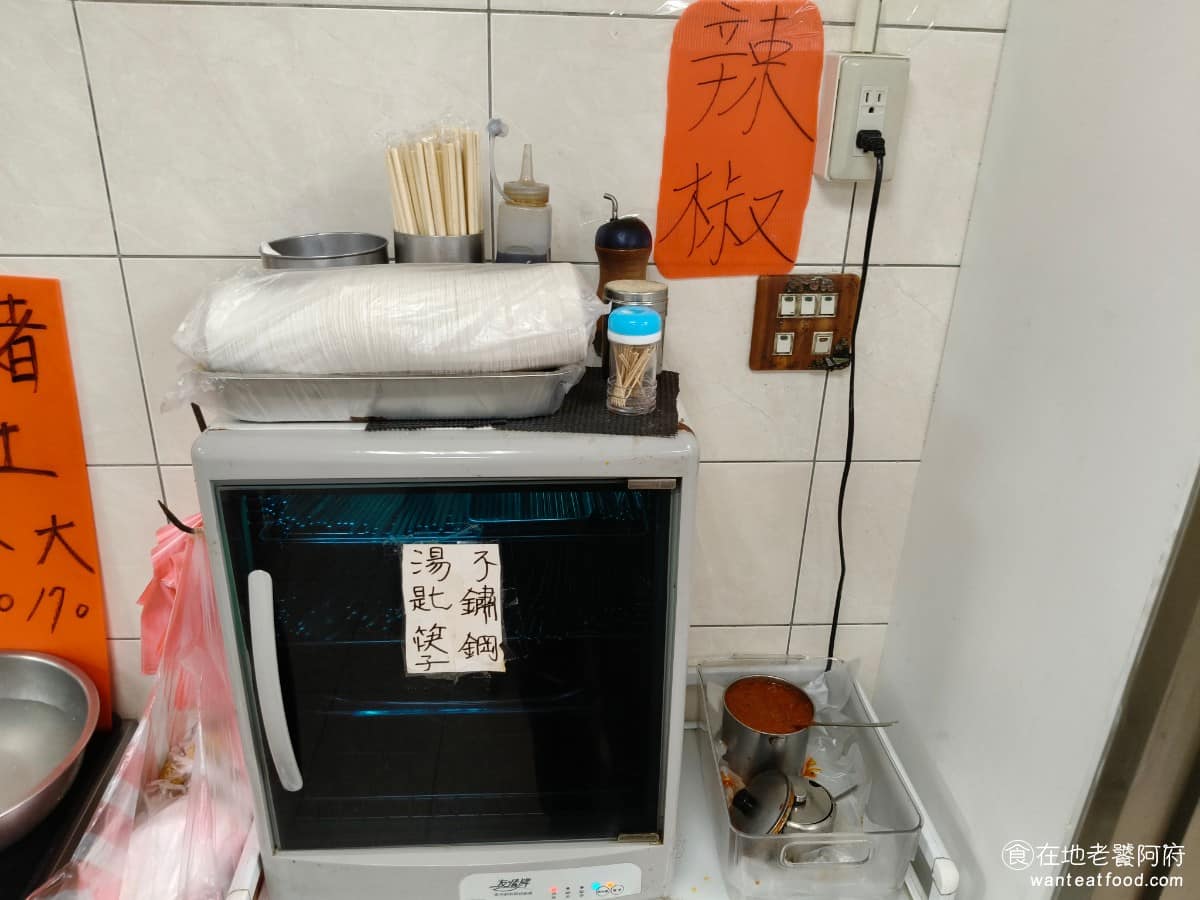 大龍峒肉羹米粉湯 大龍峒肉羹米粉湯菜單 大龍峒肉羹米粉湯推薦 大同區美食 大同美食 台灣小吃 肉羹 醬料區有提供辣椒、醬油、膏醬油、黑醋，還有胡椒粉，餐具是自取的。 @在地老饕阿府