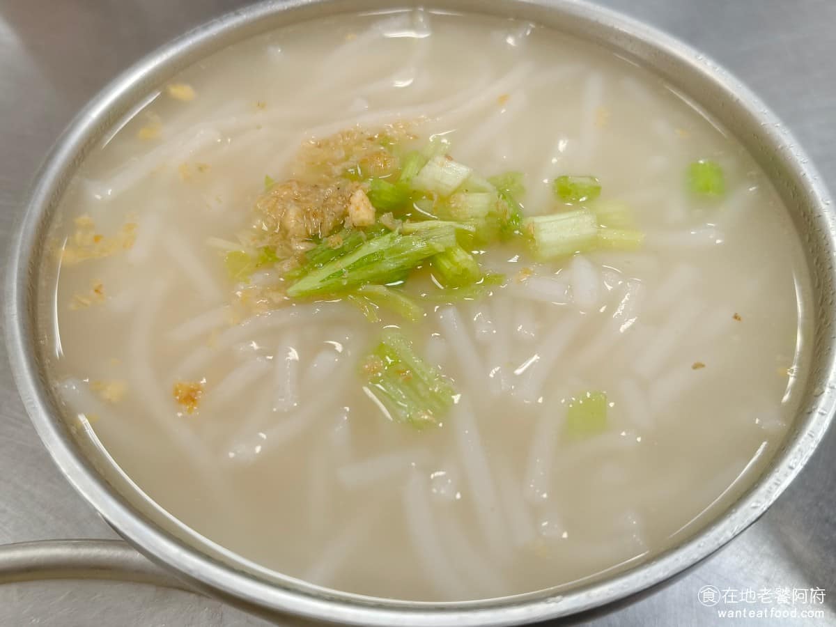 大龍峒肉羹米粉湯 大龍峒肉羹米粉湯菜單 大龍峒肉羹米粉湯推薦 大同區美食 大同美食 台灣小吃 肉羹 米粉湯 湯頭非常清淡、清爽，不鹹也不是加了大量油蔥酥的重口味版本，因為湯底跟各種豬肉內臟一起熬煮，喝起來會帶一點點豬腥味，但不到明顯的程度，個人覺得在可以接受的範圍內。 @在地老饕阿府