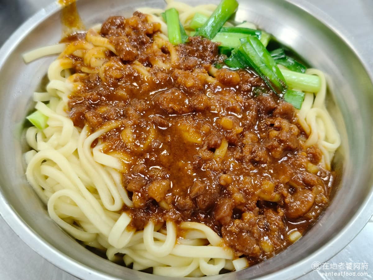 大龍峒肉羹米粉湯 大龍峒肉羹米粉湯菜單 大龍峒肉羹米粉湯推薦 大同區美食 大同美食 台灣小吃 肉羹 乾麵 很多人來這裡都會點乾麵，因為這是菜單裡味道最重的主食，醬料是炸醬加醬油膏調配而成，拌著麵吃鹹度十足。味道整體還不錯，只是吃起來稍微偏乾。 @在地老饕阿府