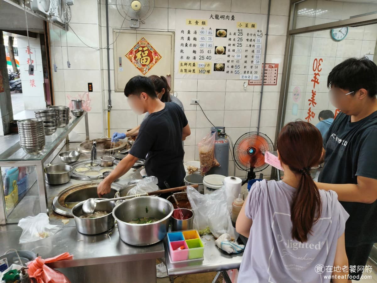 大龍峒肉羹米粉湯 大龍峒肉羹米粉湯菜單 大龍峒肉羹米粉湯推薦 大同區美食 大同美食 台灣小吃 肉羹 黑白切是另一個重點，各種豬內臟、黑白切小菜，都擺在攤子前，可以直接挑選，品項涵蓋豬皮、豬肺、豬舌、大腸、骨仔肉、五花肉、油豆腐等。 @在地老饕阿府