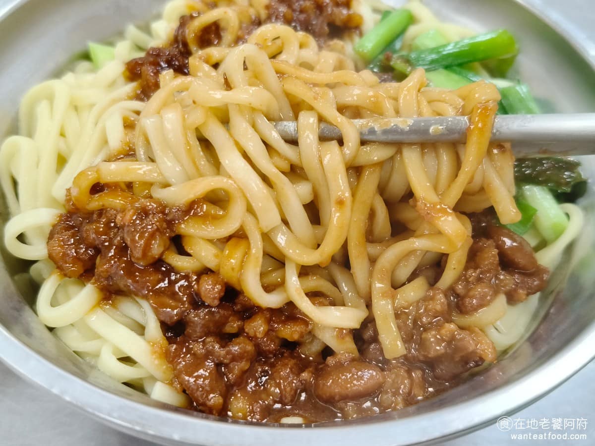 大龍峒肉羹米粉湯 大龍峒肉羹米粉湯菜單 大龍峒肉羹米粉湯推薦 大同區美食 大同美食 台灣小吃 肉羹 因為醬汁裡面有加上醬油膏，吃起來也會甜甜的，但因為醬油膏的味精比較重，所以吃麵的同時，也會感受到味精的味道，會有一種廉價醬油膏拌麵的感覺。 @在地老饕阿府