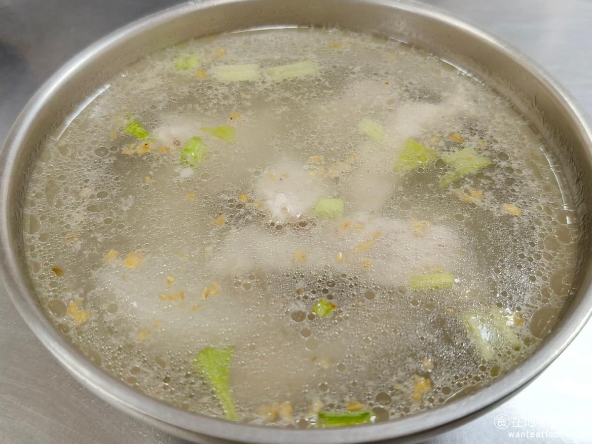 大龍峒肉羹米粉湯 大龍峒肉羹米粉湯菜單 大龍峒肉羹米粉湯推薦 大同區美食 大同美食 台灣小吃 肉羹 肉燥湯 一般肉羹湯多半用太白粉勾芡，湯頭帶黏稠感，這家則用白蘿蔔熬底，加上芹菜和蒜酥提香，喝起來清爽不膩，口感完全不同。不勾芡的清湯底，讓整碗吃起來很沒有負擔，是這家最值得點的品項。 @在地老饕阿府