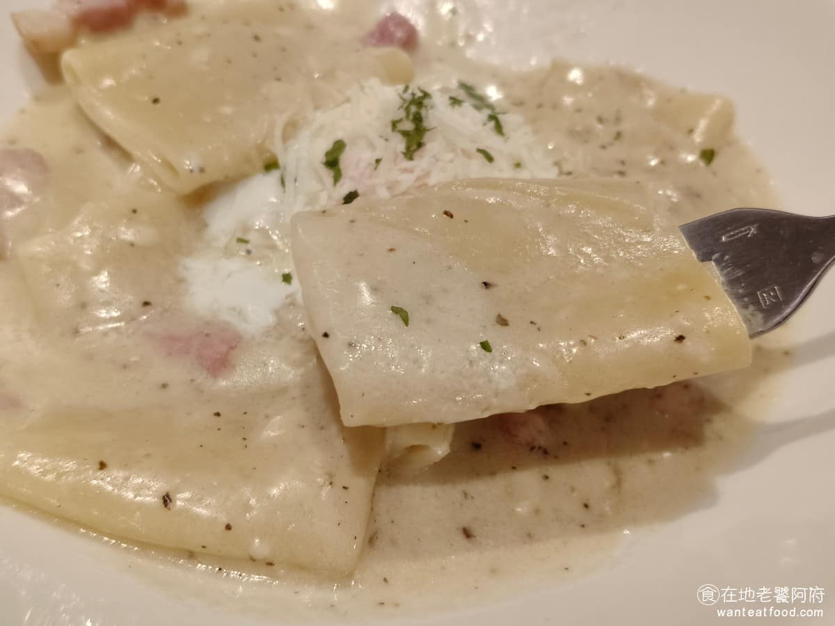 默爾 pasta pizza 松山車站店 松山車站店菜單 松山車站店推薦 信義區美食 信義美食 松山美食 溫泉蛋戳破後，蛋液緩緩流出，與培根醬汁融合在一起，讓整體口感更加滑順、濃郁。吃起來平常較少見的大水管麵和細麵比起來，多了一種紮實的咀嚼感。 @在地老饕阿府