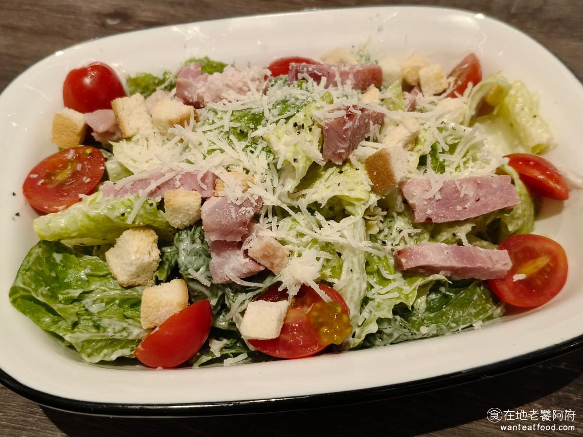 默爾 pasta pizza 松山車站店 松山車站店菜單 松山車站店推薦 信義區美食 信義美食 松山美食 凱薩沙拉 凱薩醬偏濃郁，搭配厚切培根，肉香明顯但不會過鹹，和生菜一起吃很搭。 @在地老饕阿府