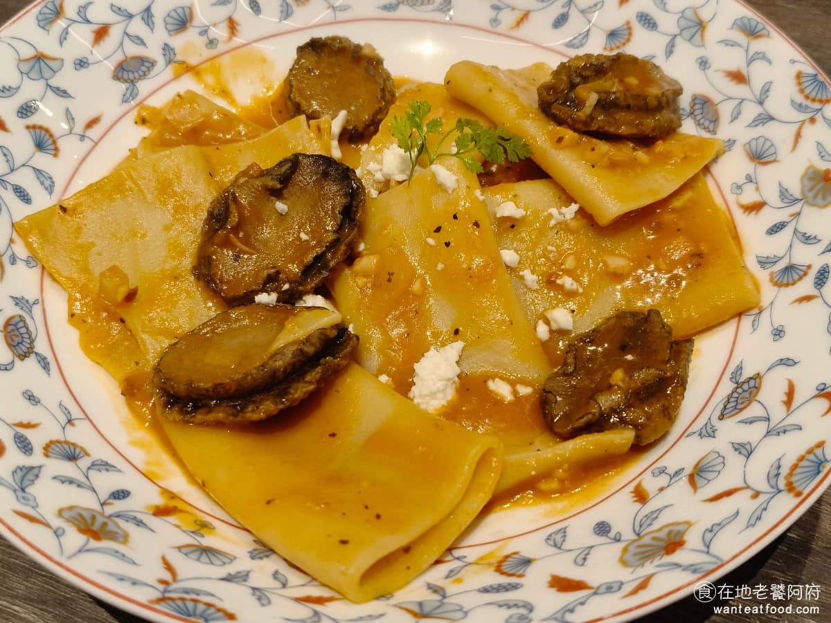 默爾 pasta pizza 松山車站店 松山車站店菜單 松山車站店推薦 信義區美食 信義美食 松山美食 秘製鮑魚番茄奶醬大水管麵 嚴選彈牙鮑魚，搭配特製番茄奶醬，包裹住每一根大水管麵，海味與醬香完美融合。 @在地老饕阿府