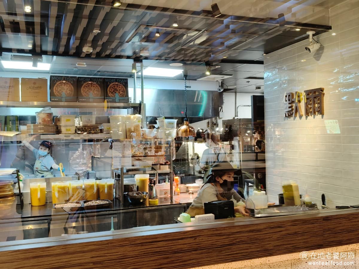 默爾 pasta pizza 松山車站店 松山車站店菜單 松山車站店推薦 信義區美食 信義美食 松山美食 《默爾》最大的特色，是引進義大利百年歷史窯廠手工鑄造的窯烤爐，麵團堅持每日現捏、現點、現做，用磚窯在約四百度高溫，快速窯烤約九十秒的時間，讓餅皮鎖住水分表層會烤出招牌的豹紋斑。 @在地老饕阿府