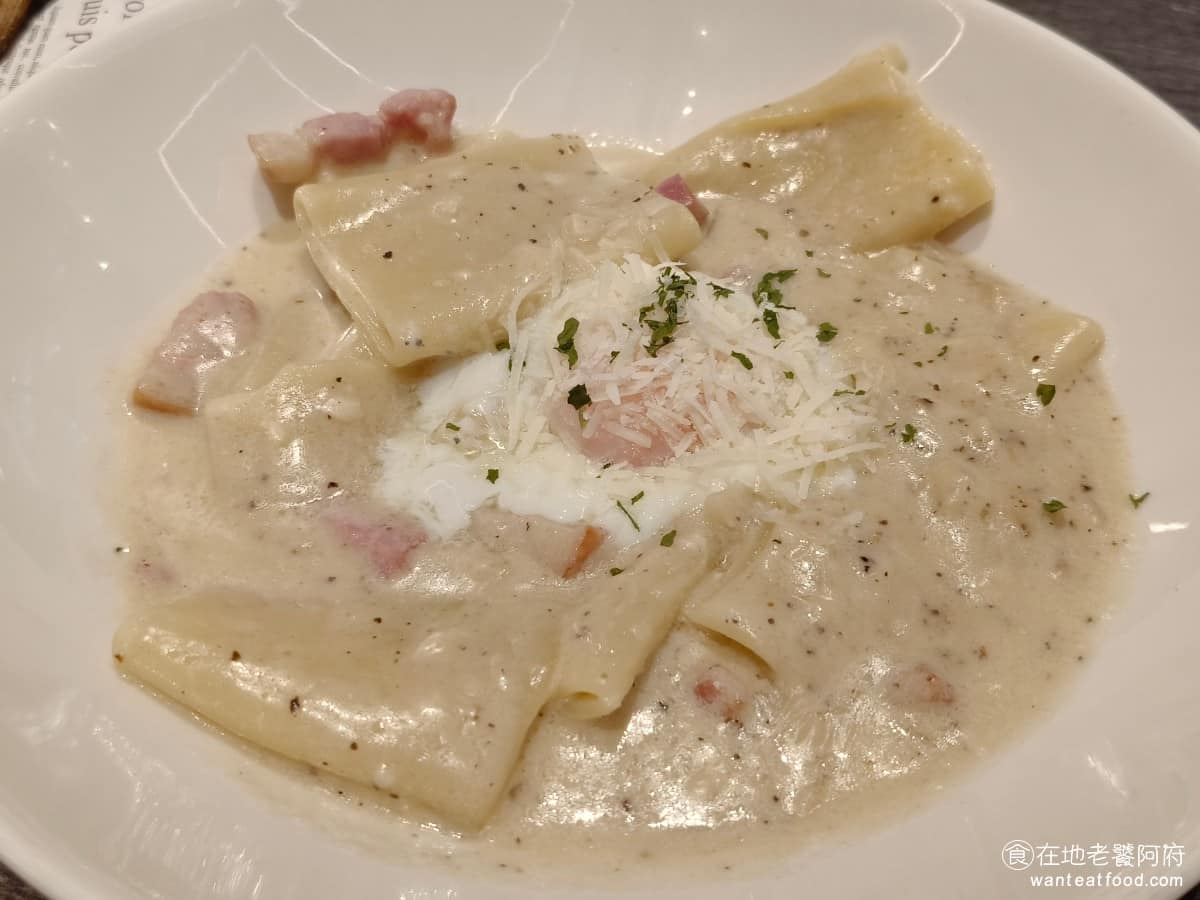 默爾 pasta pizza 松山車站店 松山車站店菜單 松山車站店推薦 信義區美食 信義美食 松山美食 培根溫泉蛋大水管麵 厚切培根香氣十足，煎過的油脂滲入醬汁裡，帶出鹹香濃郁的風味，是相當經典的口味組合。搭配大水管麵，吸附醬汁後，每一口都紮實有味。 @在地老饕阿府