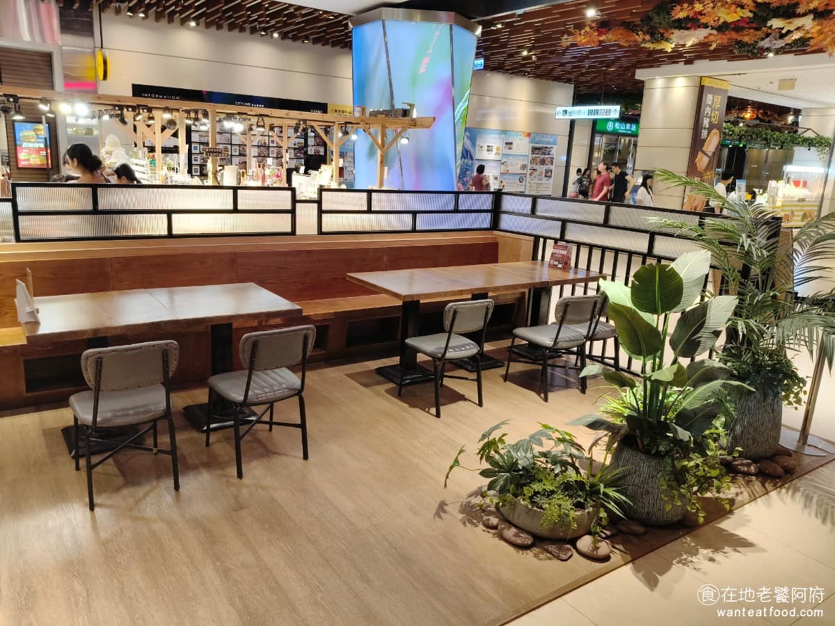 默爾 pasta pizza 松山車站店 松山車站店菜單 松山車站店推薦 信義區美食 信義美食 松山美食 《默爾 pasta pizza》是在 2007 年於台中的街邊店起家，當時就引進了傳統義式窯烤爐，在地方上打出口碑後，慢慢往北部發展，陸續進駐各大百貨商場，逐漸從單店擴大成多間分店的連鎖品牌。 @在地老饕阿府