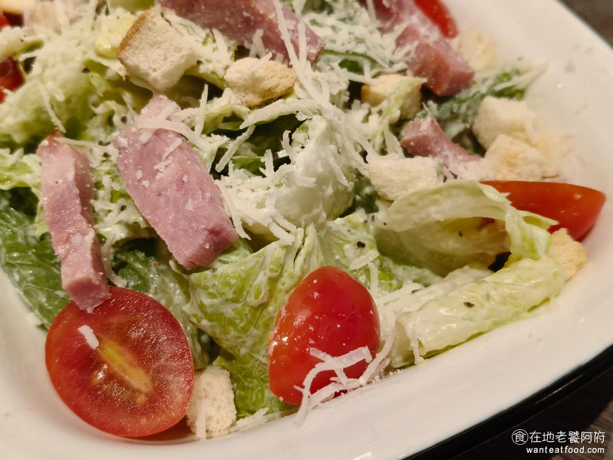 默爾 pasta pizza 松山車站店 松山車站店菜單 松山車站店推薦 信義區美食 信義美食 松山美食 上面撒了滿滿的起司、凱撒醬，也塗抹得非常均勻，還能搭配一些培根，味道吃起來非常豐富，整體來說有水準。 @在地老饕阿府
