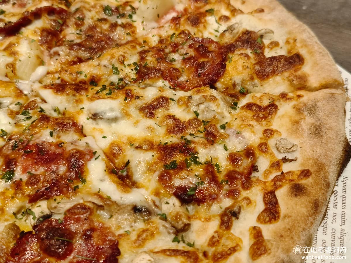 默爾 pasta pizza 松山車站店 松山車站店菜單 松山車站店推薦 信義區美食 信義美食 松山美食 這裡的披薩，不是走那種餅皮偏硬的做法，反而吃起來口感比較軟嫩，起司味特別香濃，不喜歡吃太硬披薩的人，會喜歡這裡的做法。 @在地老饕阿府