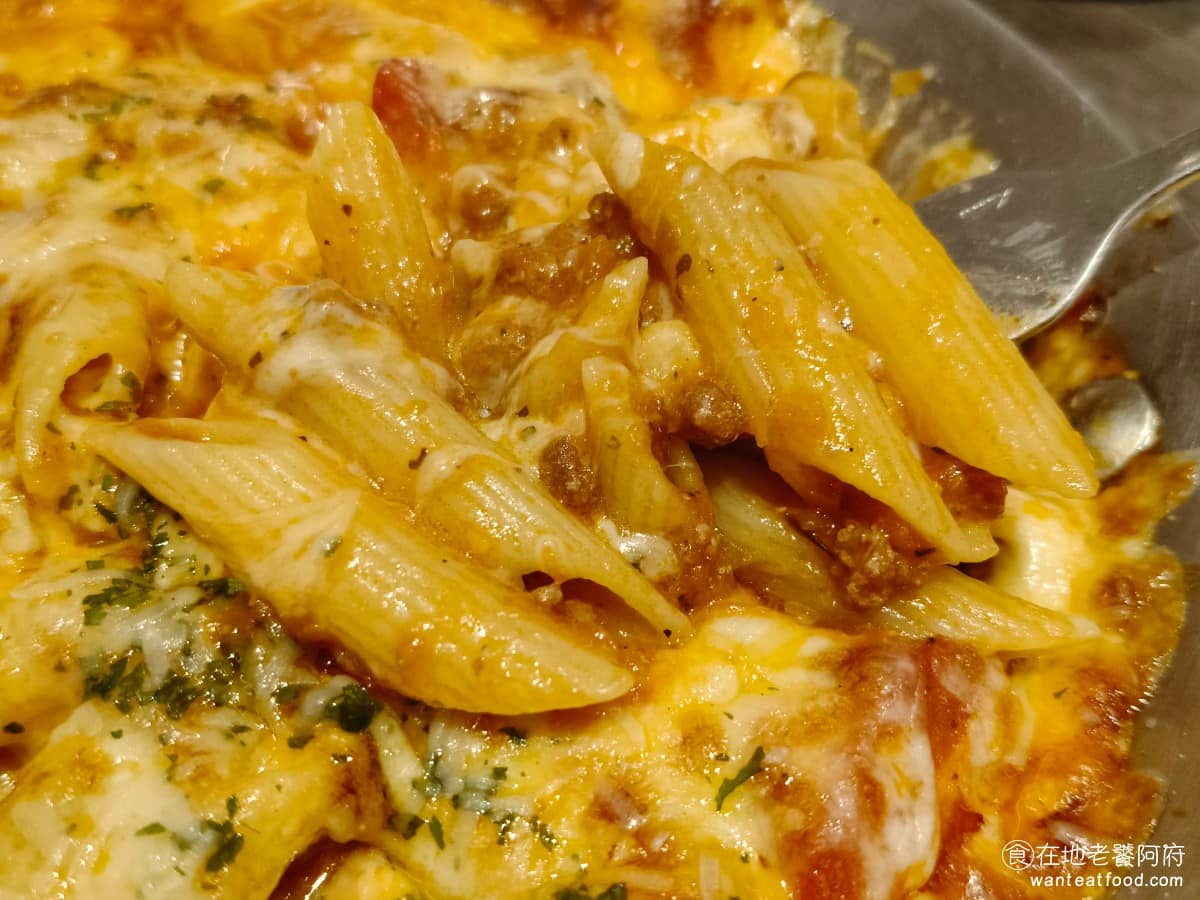 默爾 pasta pizza 松山車站店 松山車站店菜單 松山車站店推薦 信義區美食 信義美食 松山美食 濃郁的番茄肉醬慢燉入味，肉末吸附滿滿醬汁的鹹香，每一口都帶著紮實的番茄酸甜與肉香交織。拌炒後的麵條吸滿醬汁，又保有彈牙嚼勁。 @在地老饕阿府